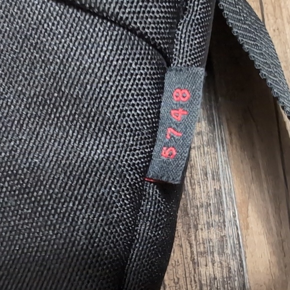 Tamrac Velocity 8x Camera Sling Bag in Black - Picture 4 of 10